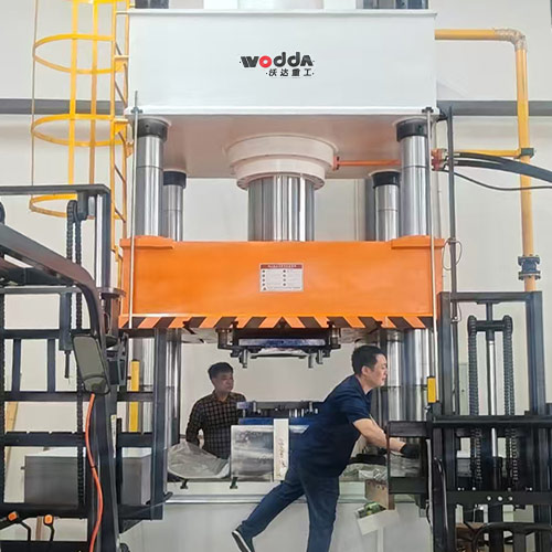 630噸汽車發動機護板成型液壓機