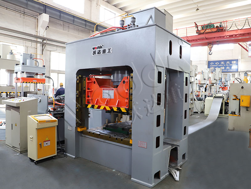 315噸框架式液壓機(jī) 315噸框架式液壓機(jī)