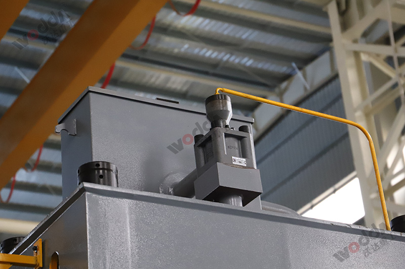 四柱液壓機(jī)如何選擇合適的液壓油？有哪些型號(hào)？