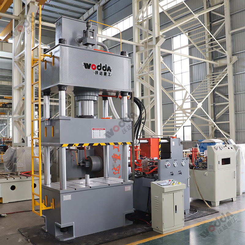 四柱液壓機(jī)如何選擇合適的液壓油？有哪些型號(hào)？