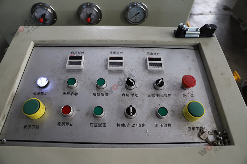 400噸不銹鋼水箱板液壓機(jī) 400噸不銹鋼水箱板液壓機(jī)