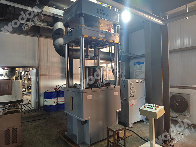 200噸石墨粉末成型液壓機(jī) 200噸石墨粉末成型液壓機(jī)