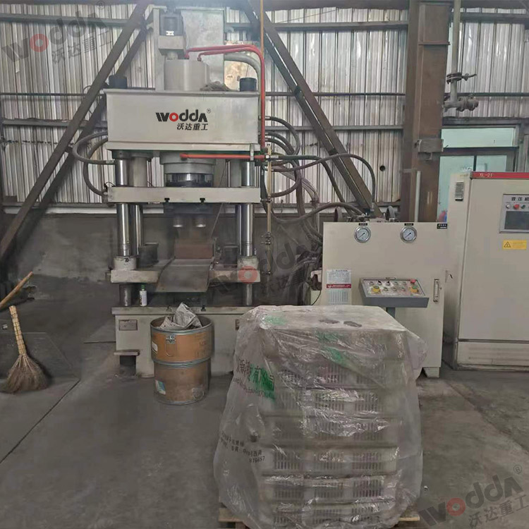 200噸壓錳粉成型液壓機.jpg 200噸壓錳粉成型液壓機.jpg
