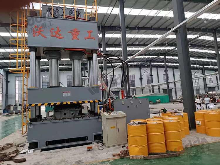 800噸四柱液壓機(jī)客戶現(xiàn)場圖 800噸四柱液壓機(jī)客戶現(xiàn)場圖