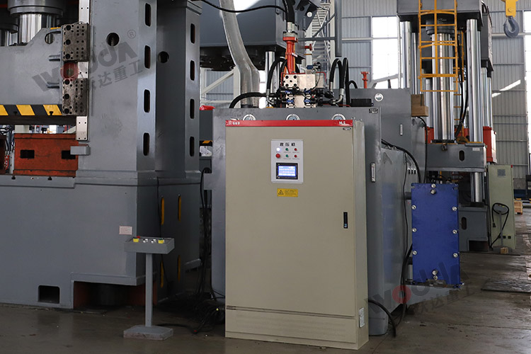 2000噸框架液壓機(移動控制臺、電器柜) 2000噸框架液壓機(移動控制臺、電器柜)