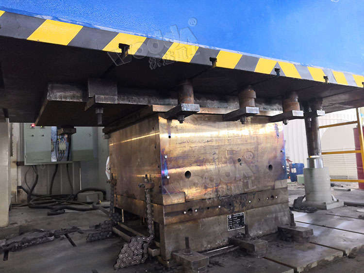 復合材料熱壓成型加工現場 復合材料熱壓成型加工現場