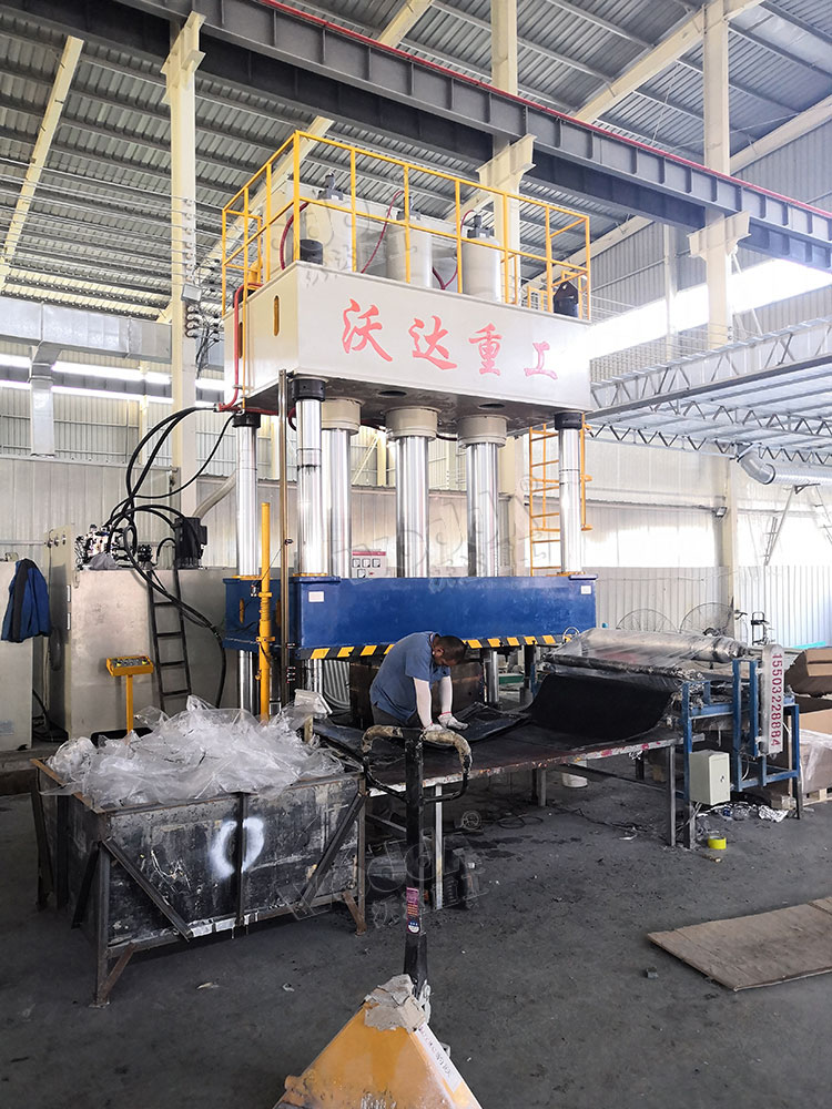 1000噸復合材料熱壓成型液壓機 1000噸復合材料熱壓成型液壓機