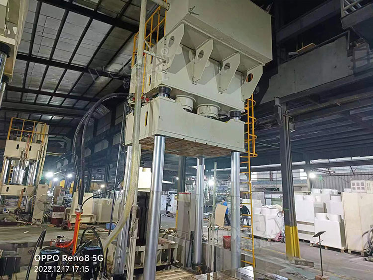 1500噸復(fù)合材料成型液壓機(jī) 1500噸復(fù)合材料成型液壓機(jī)