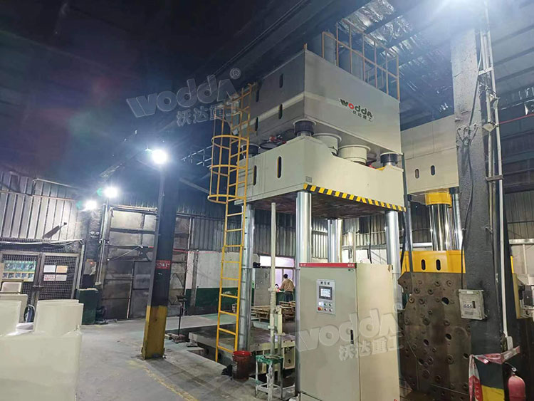 1500噸復(fù)合材料模壓機(jī)客戶車間現(xiàn)場(chǎng) 1500噸復(fù)合材料模壓機(jī)客戶車間現(xiàn)場(chǎng)