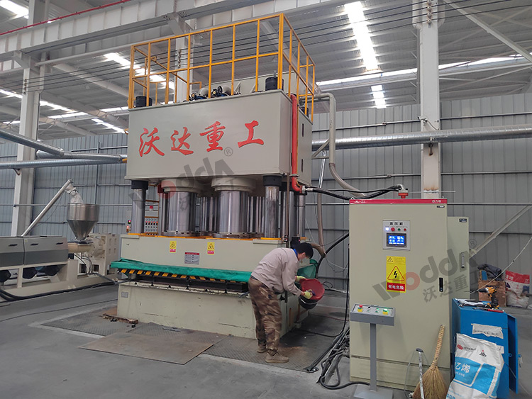 復合濾芯板液壓機客戶現場