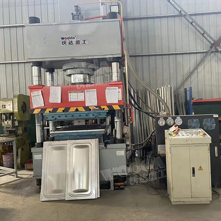 400噸水箱板成型液壓機客戶現場 400噸水箱板成型液壓機客戶現場