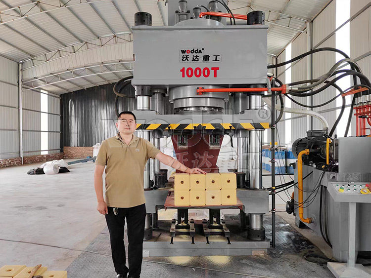 1000噸鹽磚機(jī) 1000噸鹽磚機(jī)