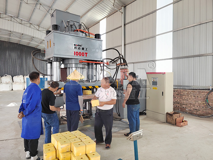 1000噸四梁四柱液壓機(jī) 1000噸四梁四柱液壓機(jī)