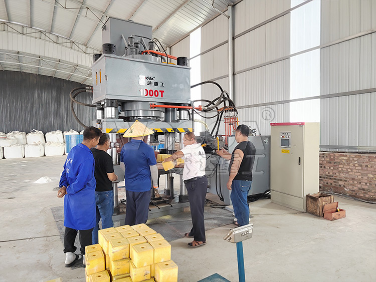 牛羊舔磚液壓機(jī)試機(jī) 牛羊舔磚液壓機(jī)試機(jī)