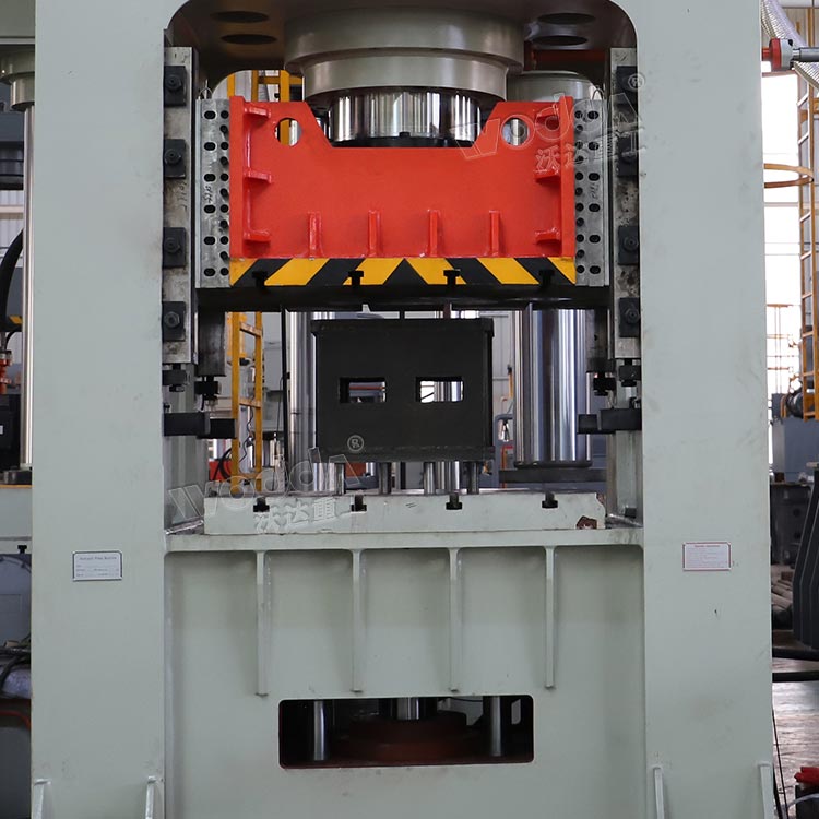 框架式液壓機(jī)細(xì)節(jié) 框架式液壓機(jī)細(xì)節(jié)