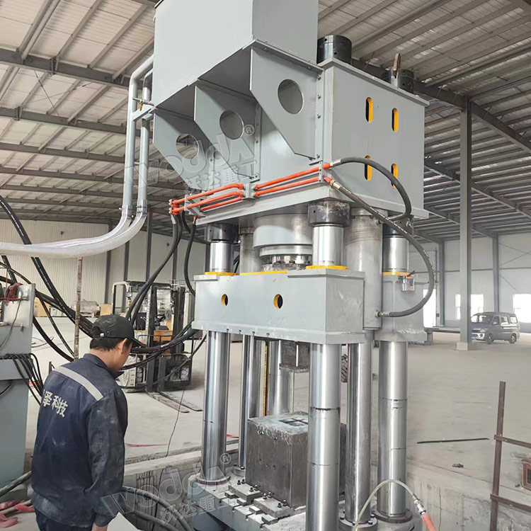 800噸石墨匣缽液壓機(jī)試機(jī) 800噸石墨匣缽液壓機(jī)試機(jī)