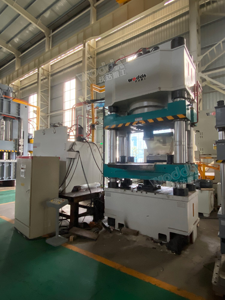 800噸四梁四柱液壓機車間試機 800噸四梁四柱液壓機車間試機