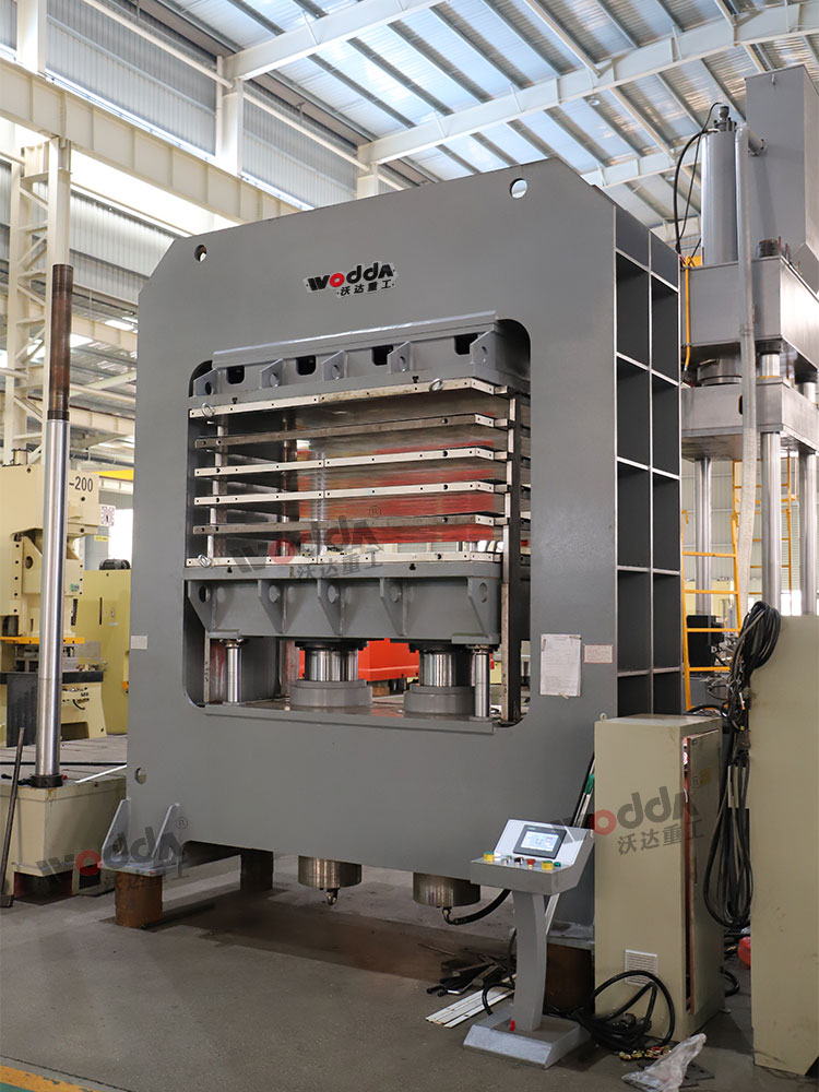 400噸復合板材多層熱壓機 400噸復合板材多層熱壓機