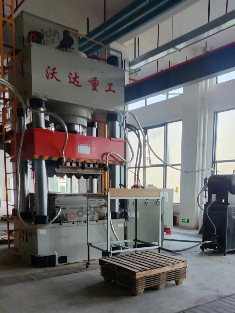 木屑托盤成型液壓機現場