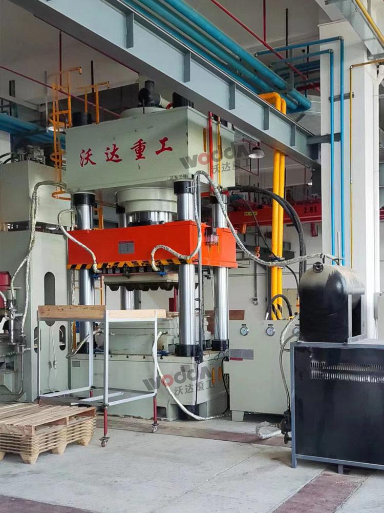 1000噸木屑托盤成型液壓機客戶現場