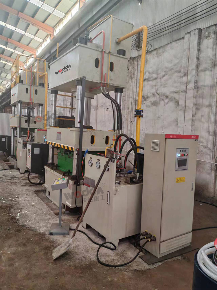 400噸石英石水槽液壓機現場