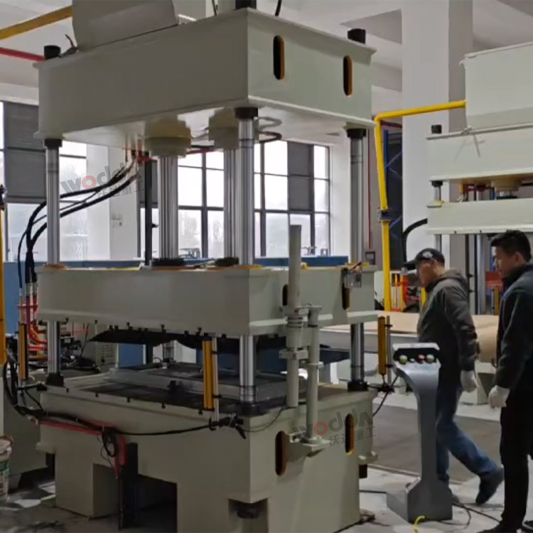 120噸四柱液壓機(jī)壓制汽車兩排腳墊現(xiàn)場(chǎng) 120噸四柱液壓機(jī)壓制汽車兩排腳墊現(xiàn)場(chǎng)