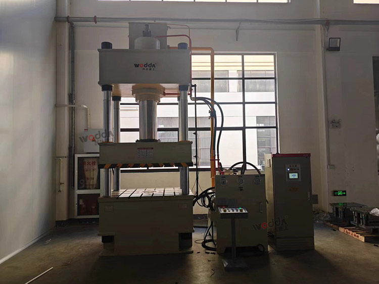 315噸四柱液壓機安裝完成 315噸四柱液壓機安裝完成