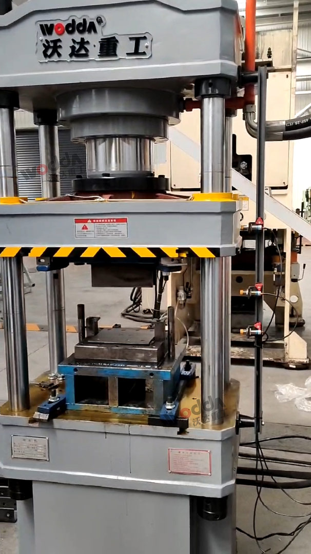 100噸三梁四柱液壓機客戶現(xiàn)場 100噸三梁四柱液壓機客戶現(xiàn)場