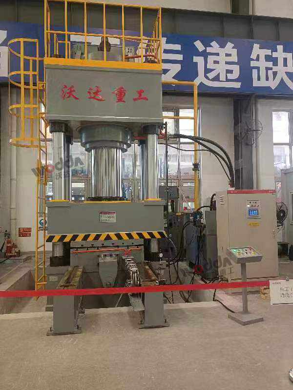 1000噸三梁四柱液壓機客戶現場 1000噸三梁四柱液壓機客戶現場