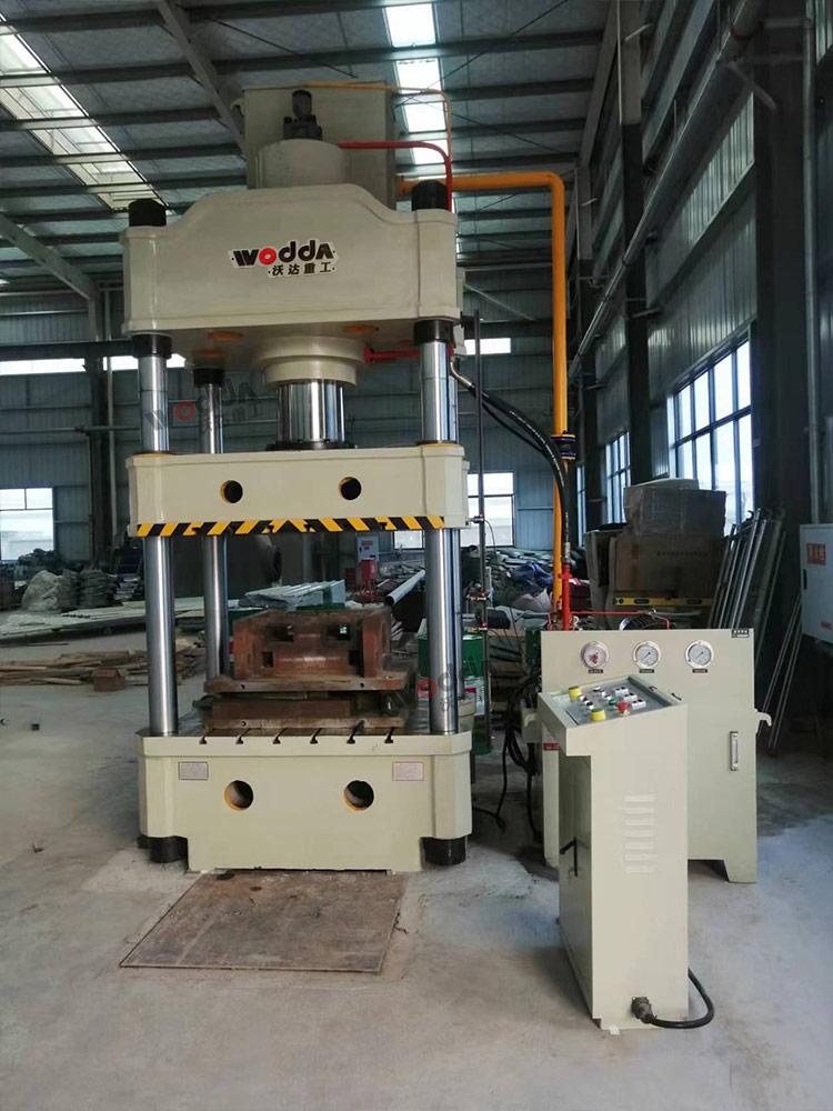 315噸四柱液壓機客戶現場