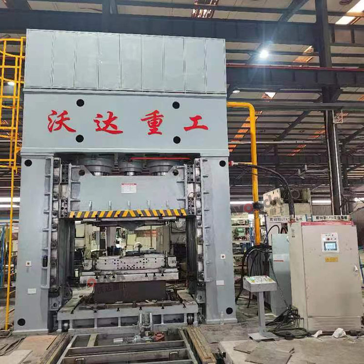 1250噸框架式液壓機客戶現場