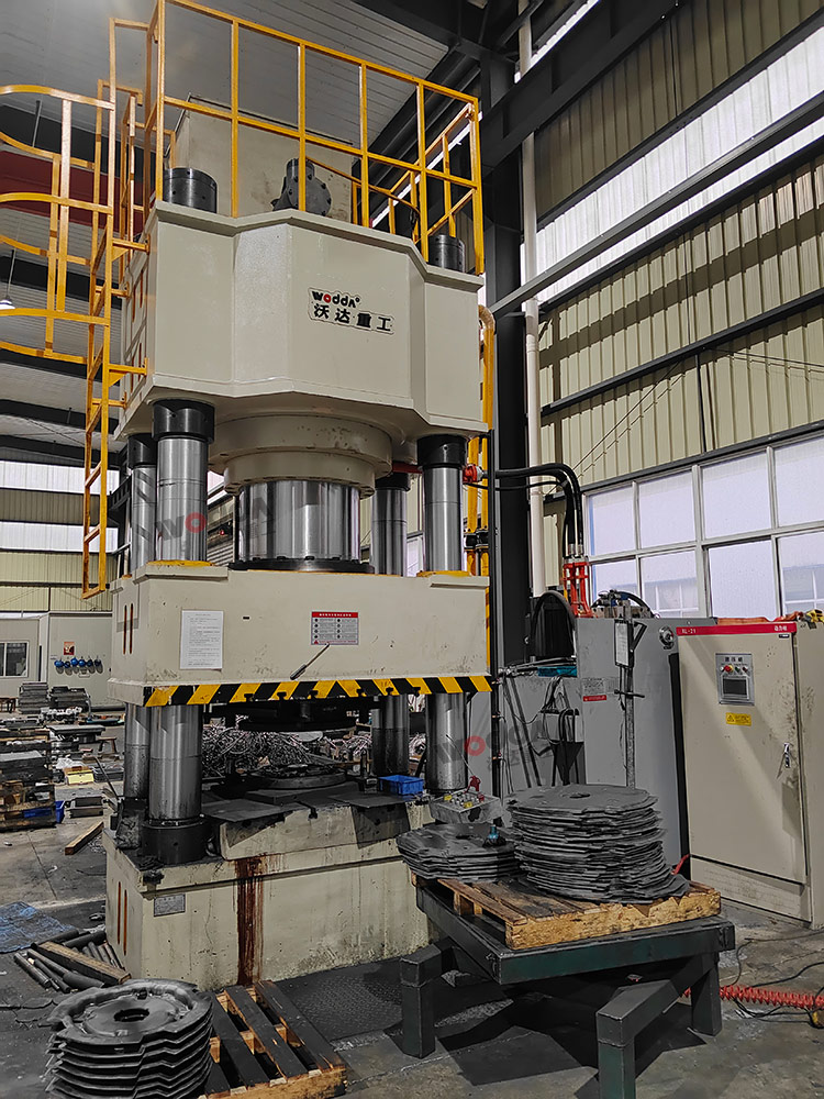 1000噸三梁四柱液壓機客戶車間現場 1000噸三梁四柱液壓機客戶車間現場