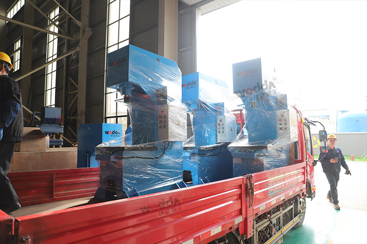 12臺單柱液壓機車間發貨