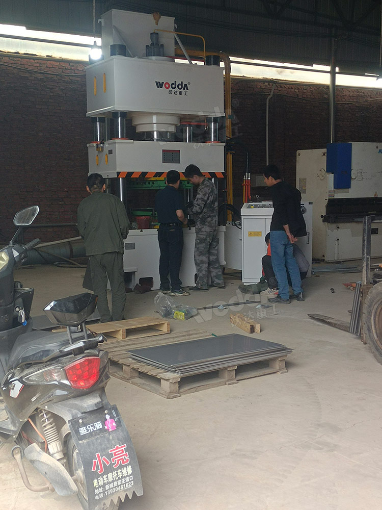 400噸不銹鋼水箱板液壓機試機 400噸不銹鋼水箱板液壓機試機