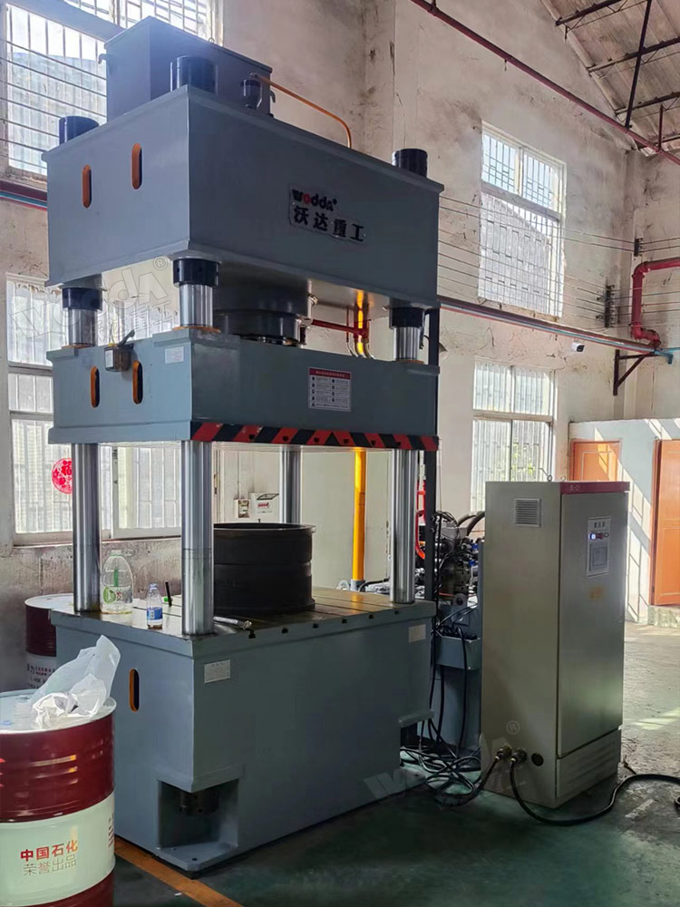 315噸伺服液壓機客戶現場