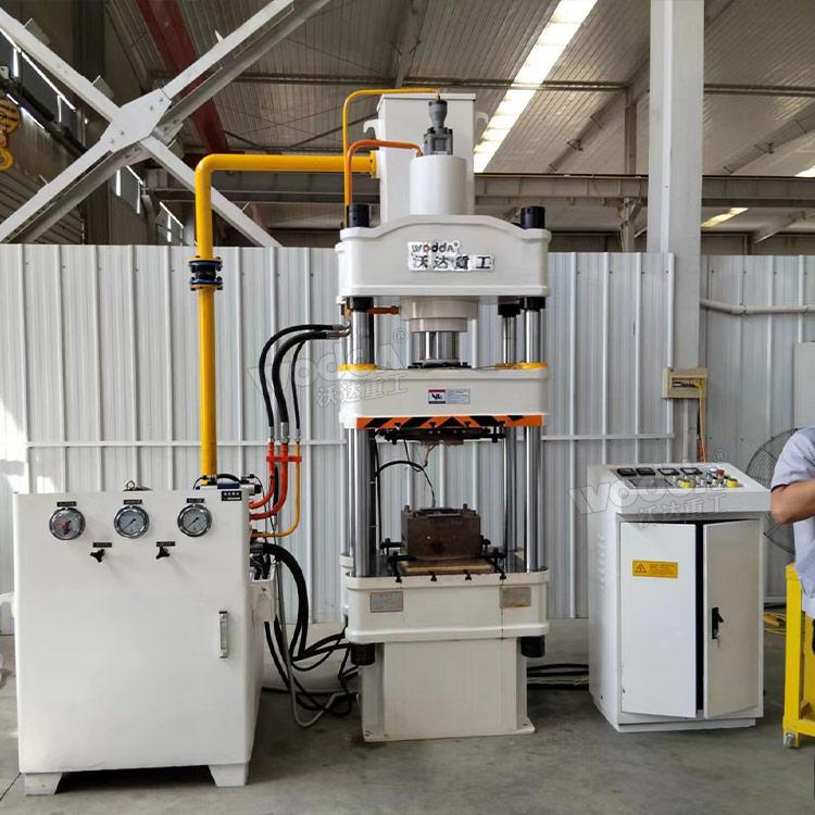 100噸三梁四柱液壓機客戶現場 100噸三梁四柱液壓機客戶現場