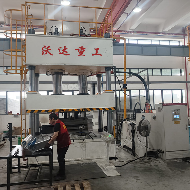 500噸不銹鋼水槽拉伸液壓機客戶現場