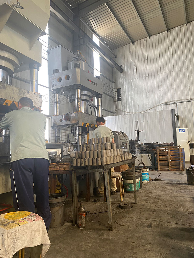 500噸三梁四柱液壓機客戶車間 500噸三梁四柱液壓機客戶車間