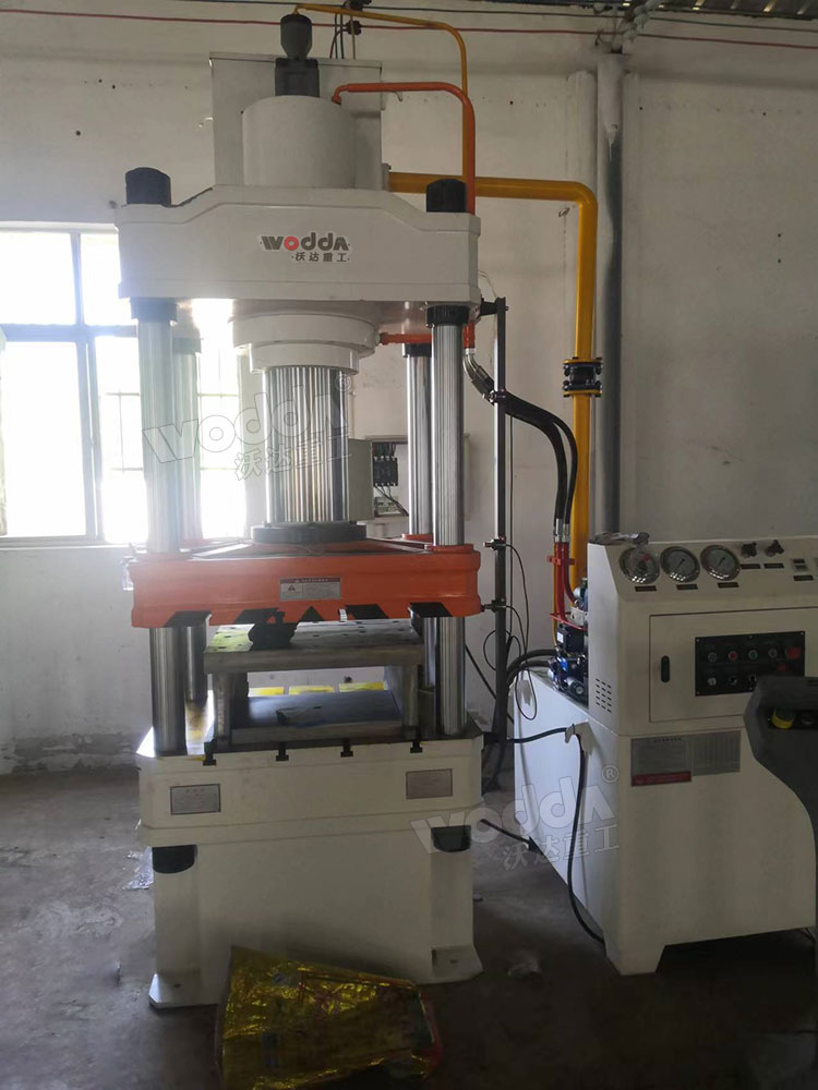 200噸四柱液壓機客戶現場