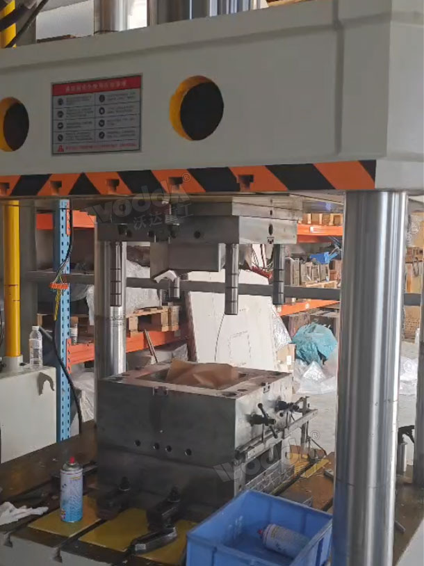 315噸酚醛樹(shù)脂成型液壓機(jī) 315噸酚醛樹(shù)脂成型液壓機(jī)