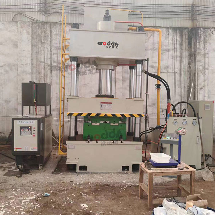 400噸石英石水槽成型液壓機現場