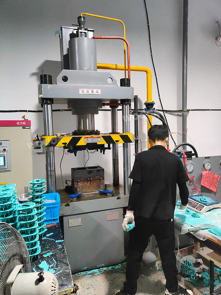 125噸四柱熱壓成型機現(xiàn)場 125噸四柱熱壓成型機現(xiàn)場