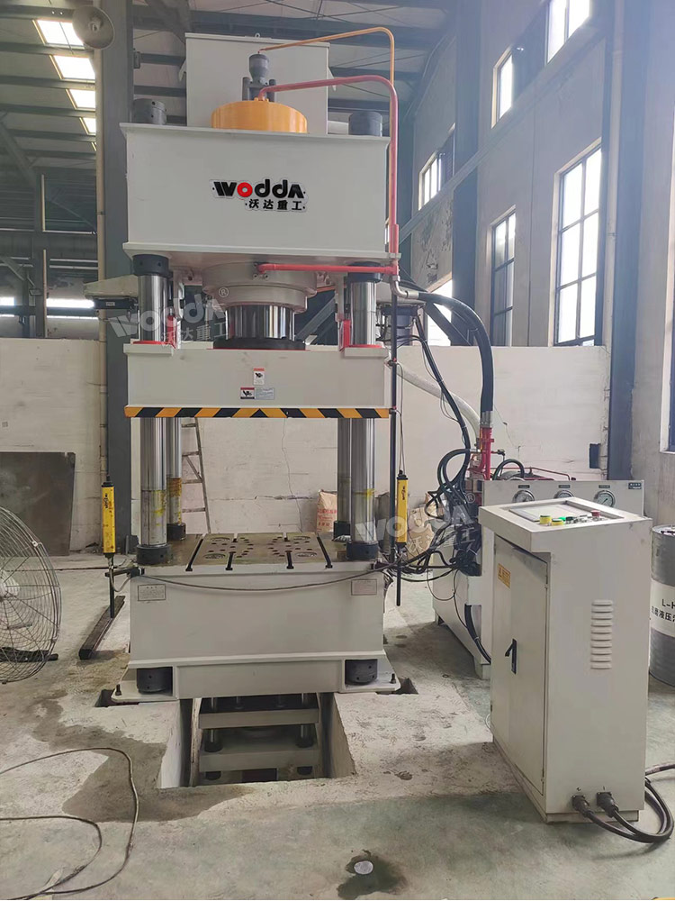 400噸四柱液壓機客戶現場