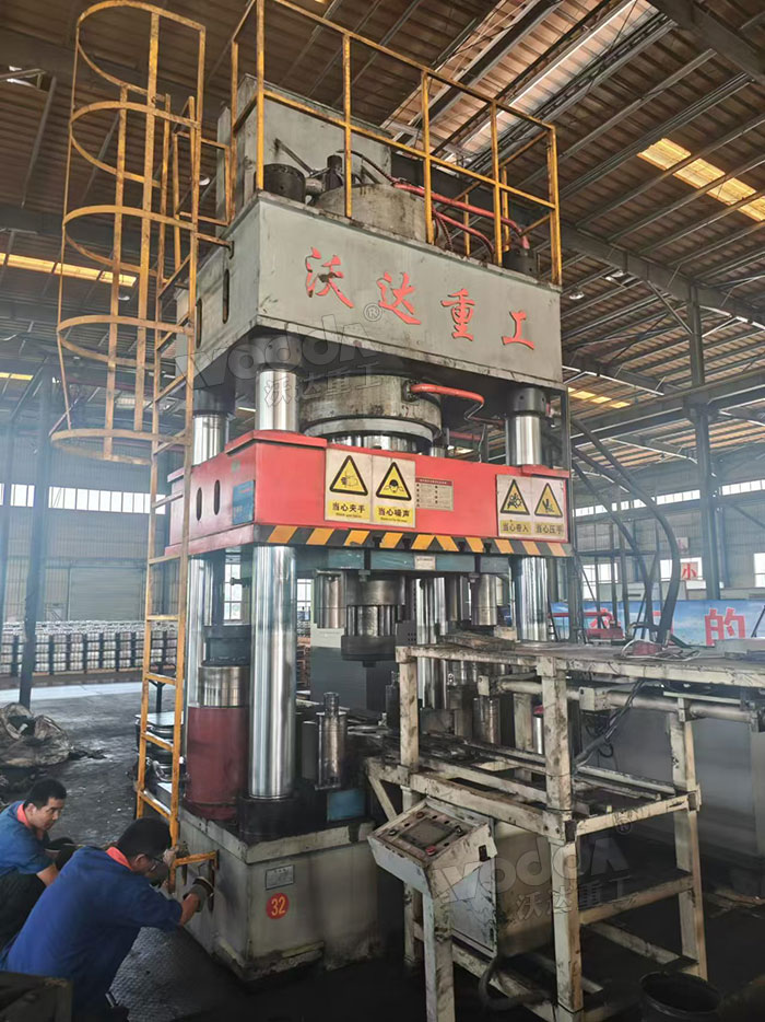 1000噸汽車輪轂沖壓成型液壓機現(xiàn)場 1000噸汽車輪轂沖壓成型液壓機現(xiàn)場