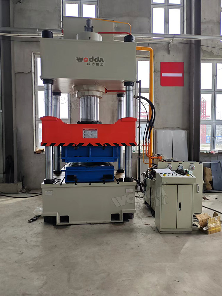 400噸不銹鋼水箱板液壓機現場 400噸不銹鋼水箱板液壓機現場