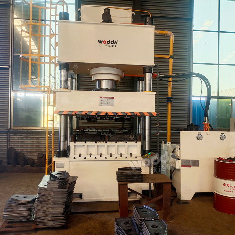 500噸掛車懸架支架沖壓液壓機現場 500噸掛車懸架支架沖壓液壓機現場