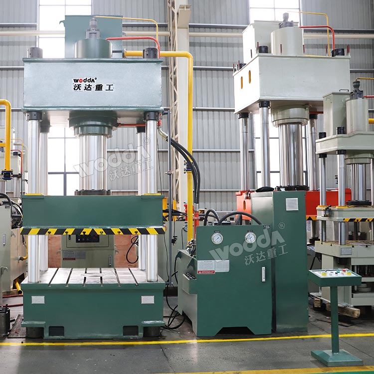 315噸玻璃鋼電表箱液壓機(jī)車間實(shí)物 315噸玻璃鋼電表箱液壓機(jī)車間實(shí)物