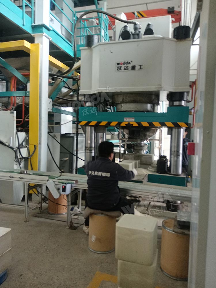 800噸鹽磚機客戶車間現場 800噸鹽磚機客戶車間現場