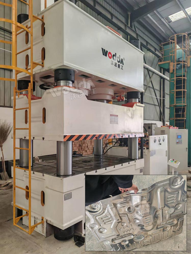 1000噸汽車配件成型液壓機現(xiàn)場 1000噸汽車配件成型液壓機現(xiàn)場