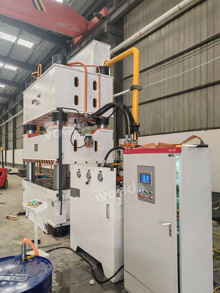 1000噸三梁四柱液壓機安裝完成 1000噸三梁四柱液壓機安裝完成